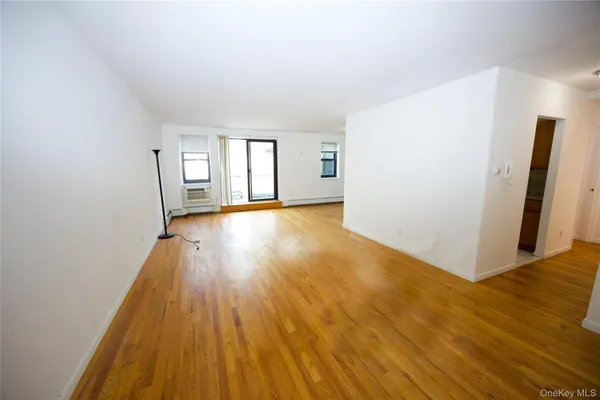 $3,300 | 5 Schenck Avenue, Unit 1N, Great Neck, NY 11021