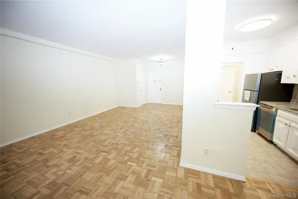 $3,300 | 5 Schenck Avenue, Unit 1N, Great Neck, NY 11021