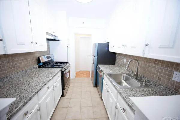 $3,300 | 5 Schenck Avenue, Unit 1N, Great Neck, NY 11021