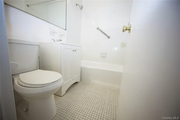 $3,300 | 5 Schenck Avenue, Unit 1N, Great Neck, NY 11021