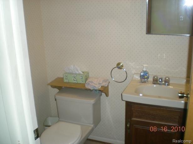 18336 Levan Road Livonia, MI 48152 - Photo 10 of 25 Half Bath Entry