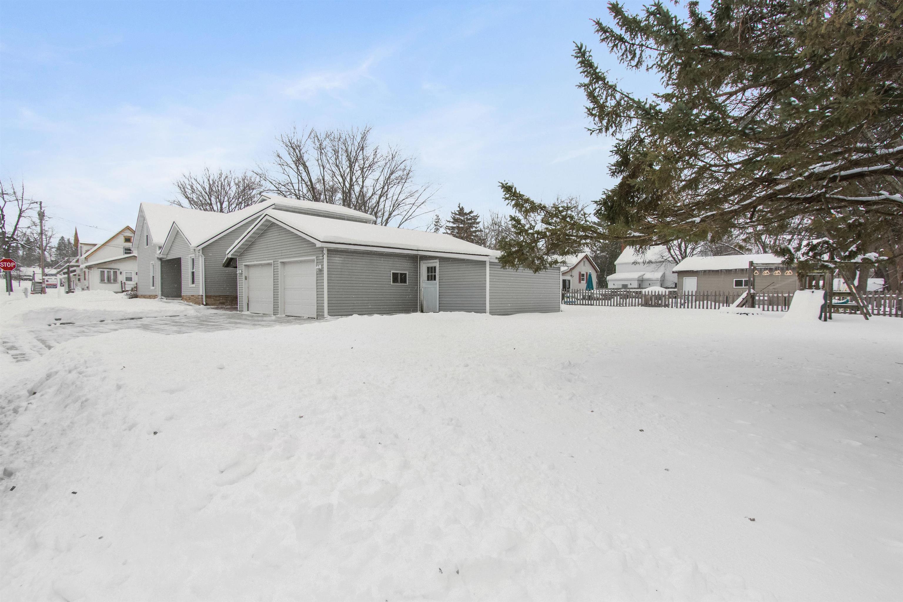 358 Monroe Street Berlin, WI 54923 - Photo 12 of 57