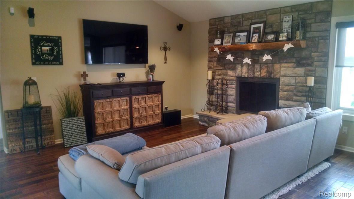 24522 Otter Road New Boston, MI 48164 - Photo 4 of 18 5.jpg
