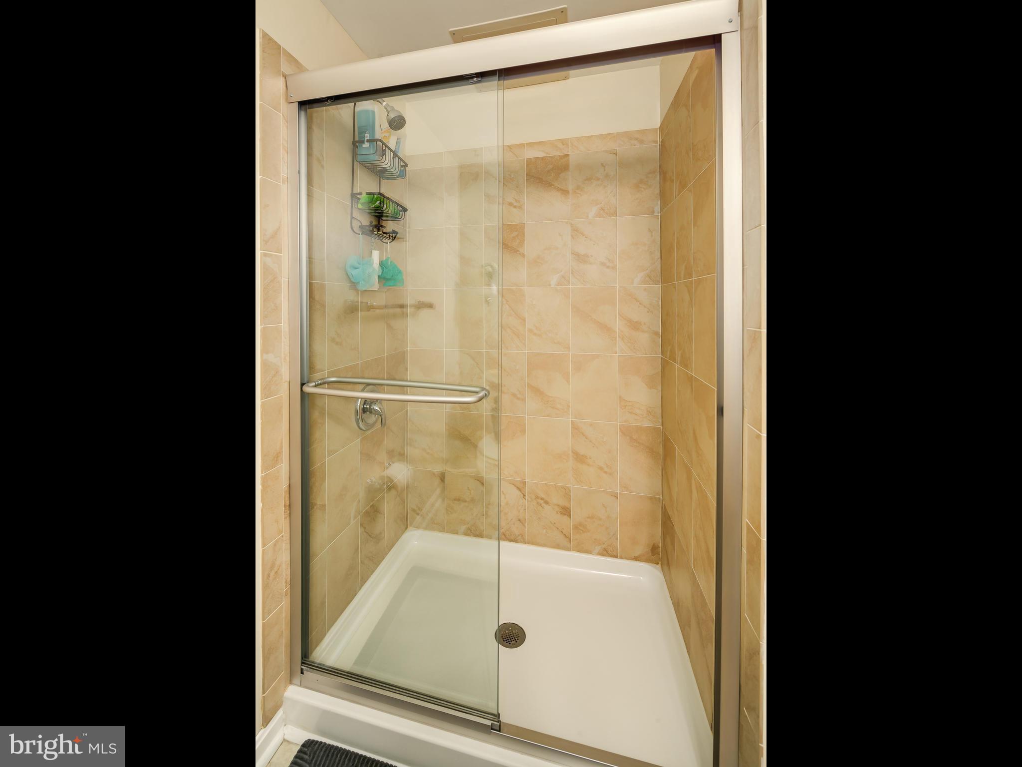199 Summit Hall Road Gaithersburg, MD 20877 - Photo 22 of 30 a bathroom with a bath tub