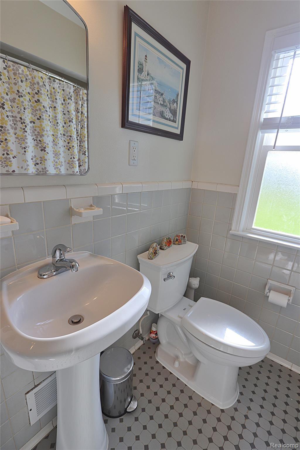 3617 Normandy Road Royal Oak, MI 48073 - Photo 10 of 30 Main floor full bath
