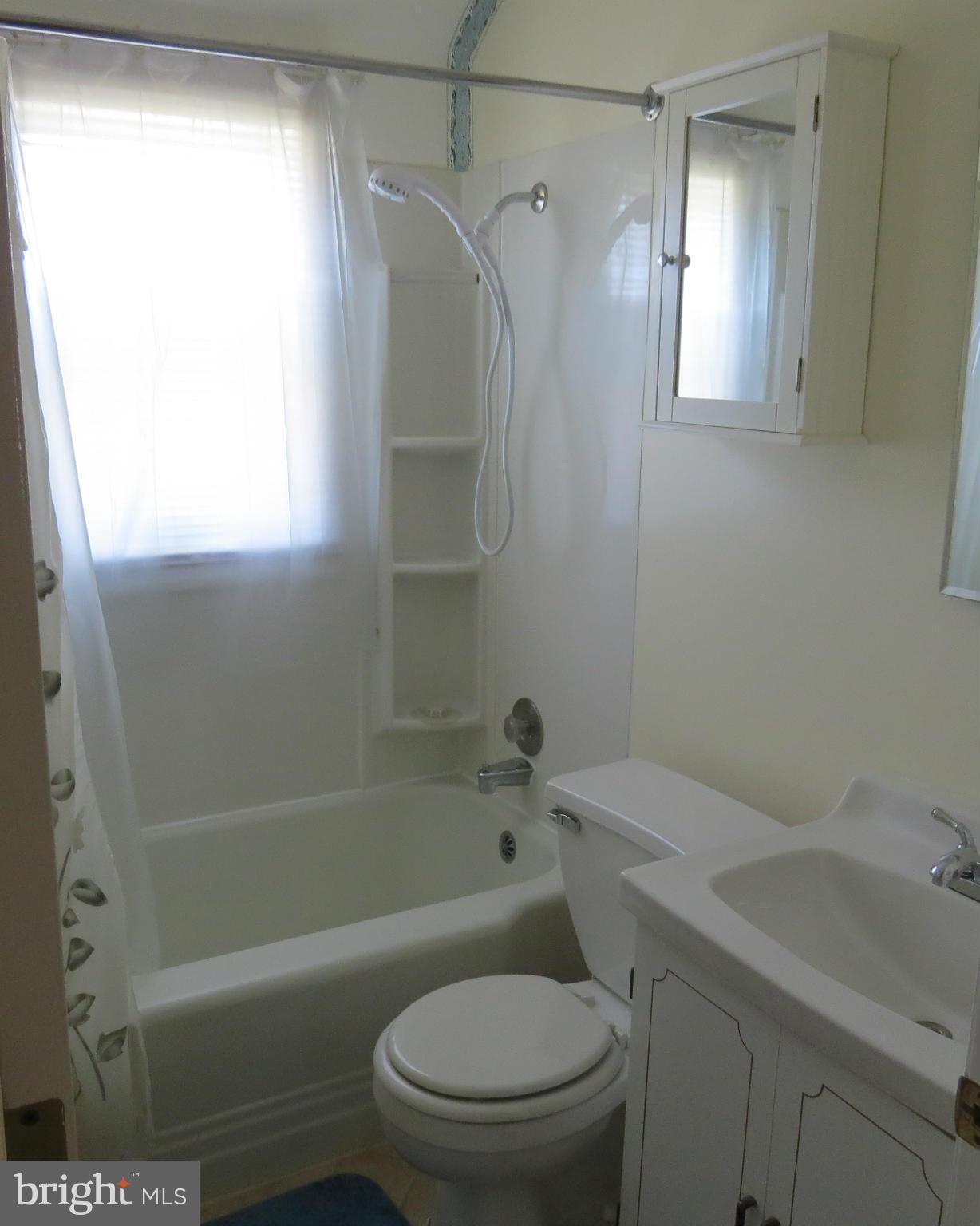 3401 Sollers Point Road Baltimore, MD 21222 - Photo 4 of 29 a bathroom with a toilet sink and bathtub