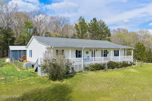 a view of a house with backyard and garden