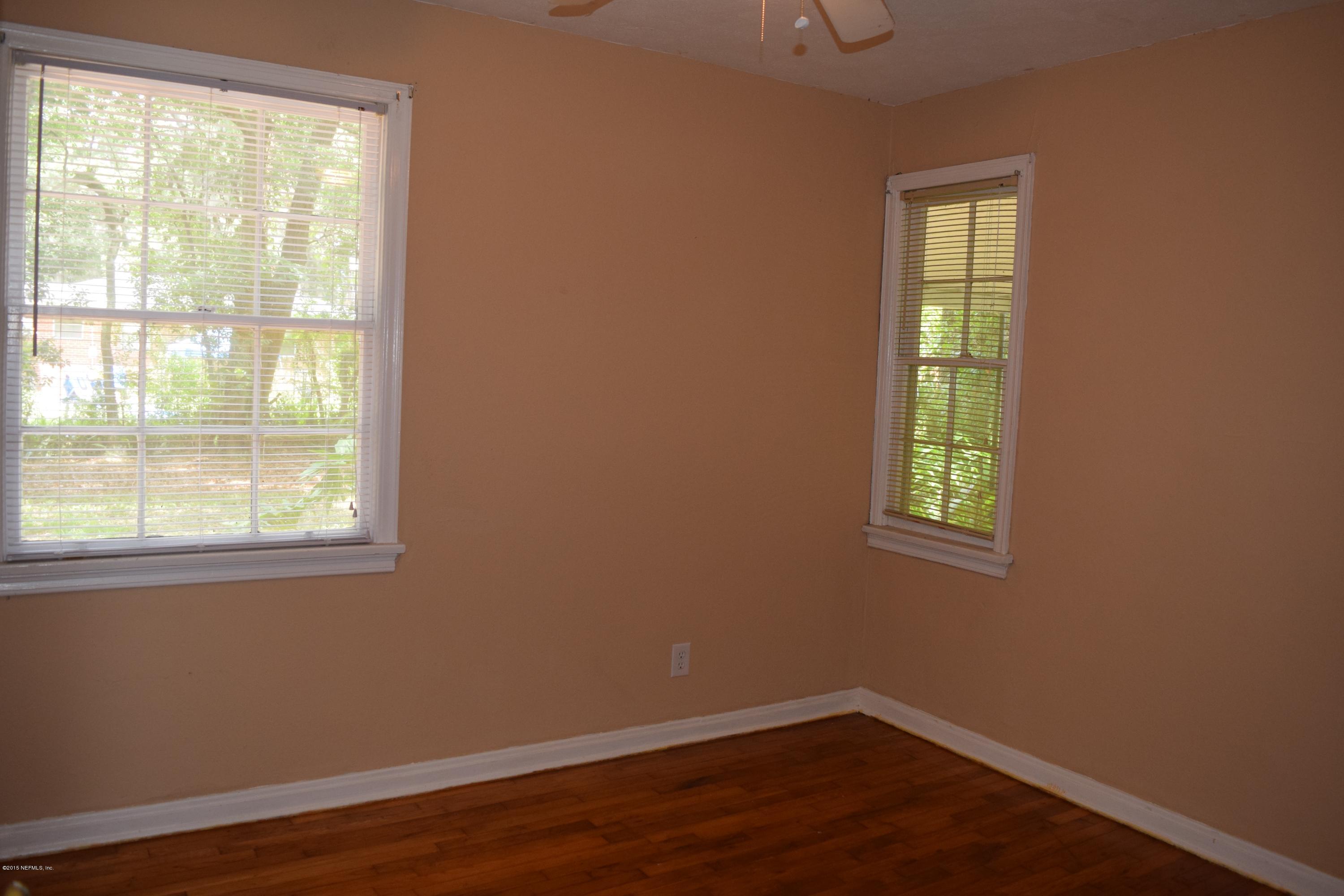 5604 Stetson Road Jacksonville, FL 32207 - Photo 12 of 18 an empty room with a window