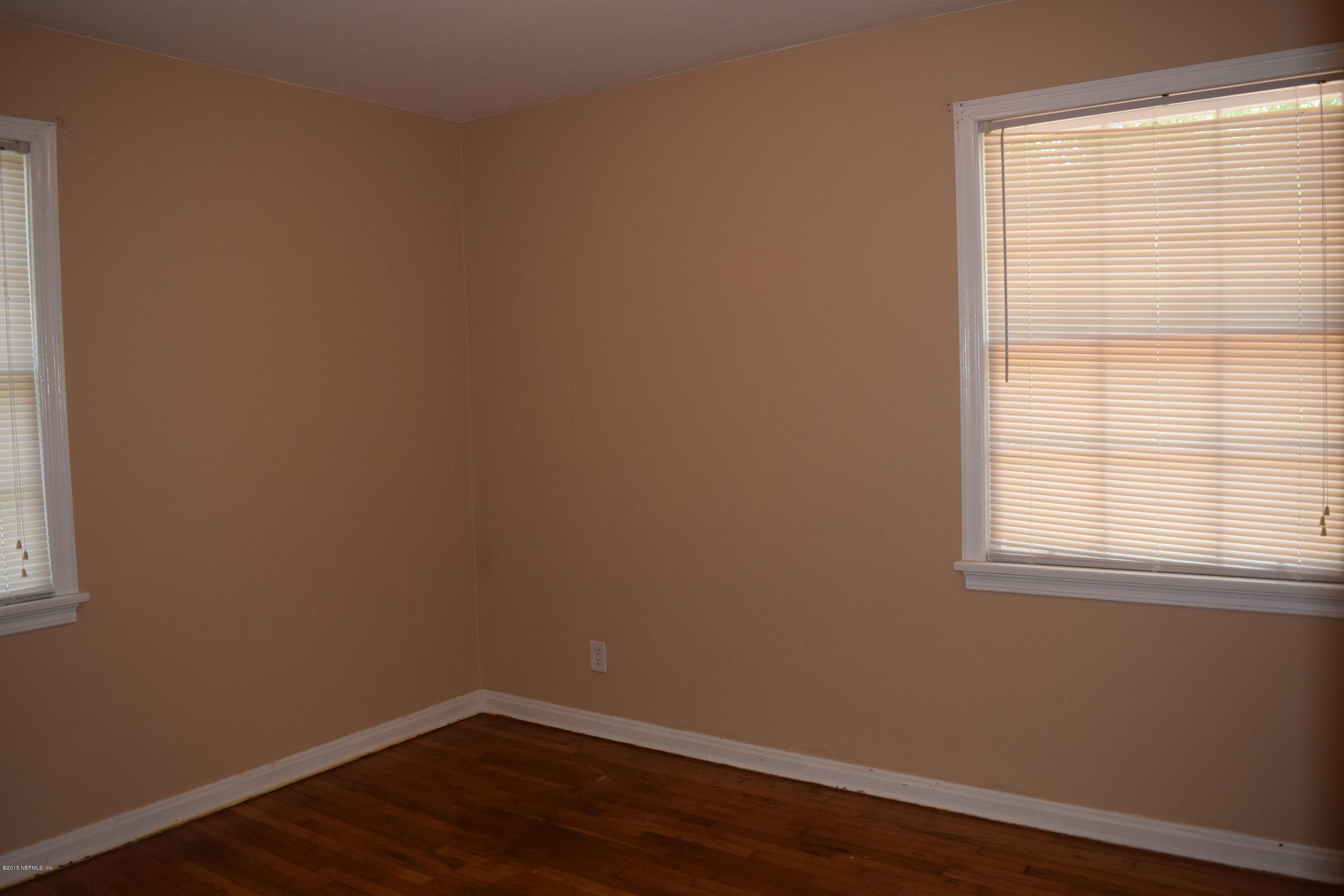 5604 Stetson Road Jacksonville, FL 32207 - Photo 13 of 18 a view of a small space with wooden floor and a window