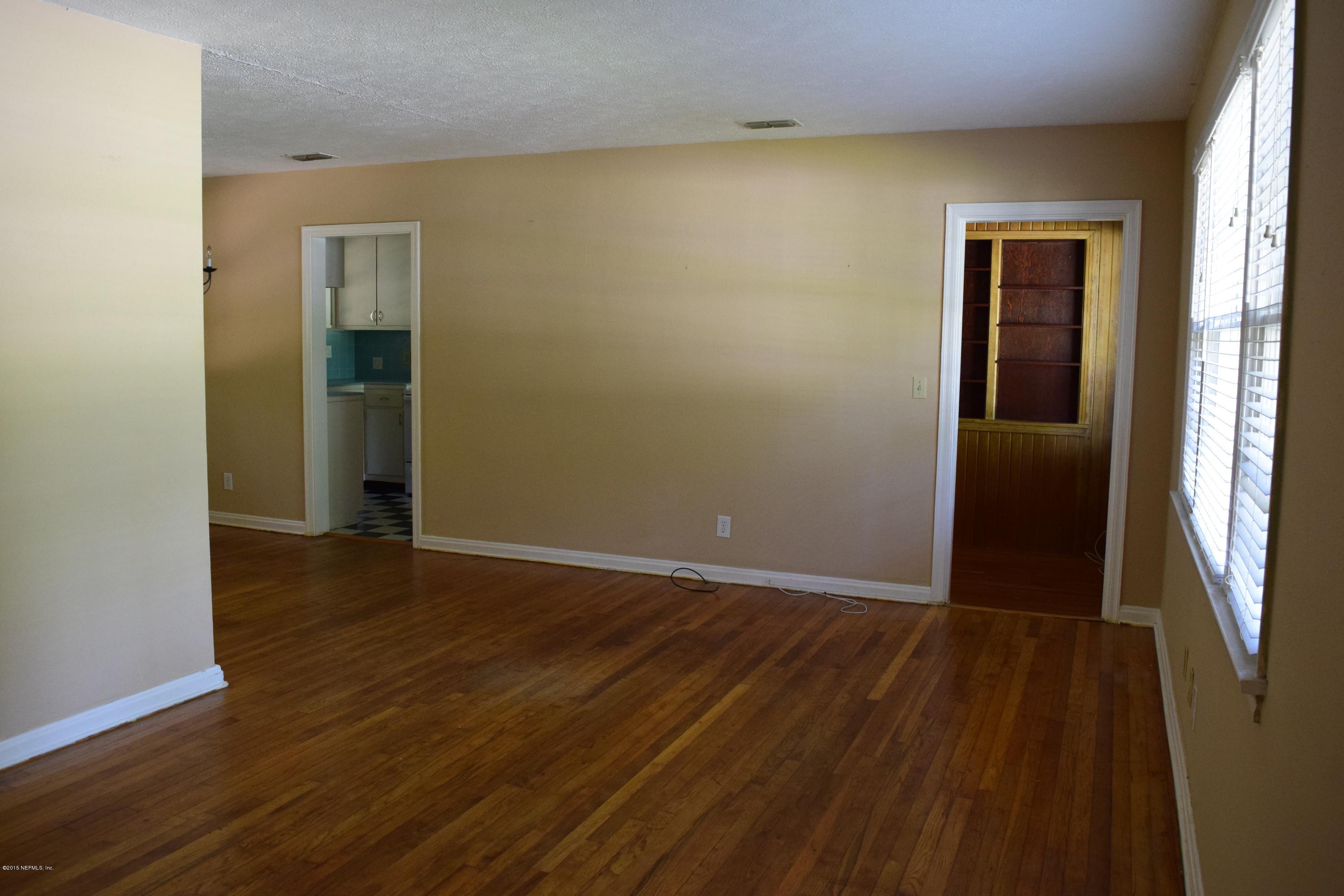 5604 Stetson Road Jacksonville, FL 32207 - Photo 3 of 18 an empty room with wooden floor and closet