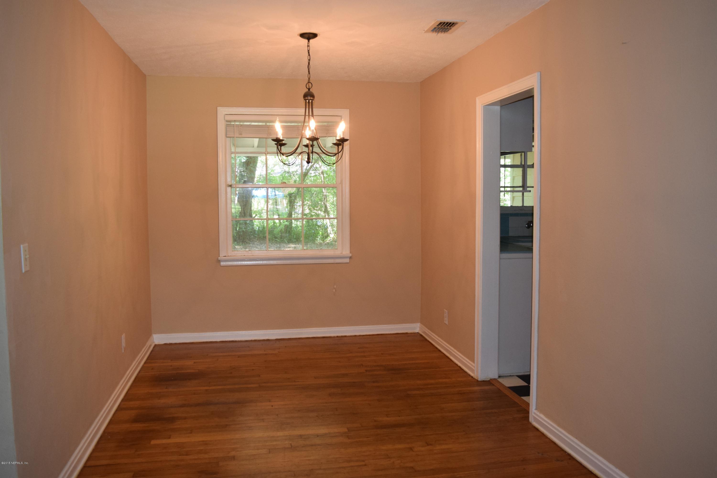 5604 Stetson Road Jacksonville, FL 32207 - Photo 7 of 18 a view of a livingroom with a window