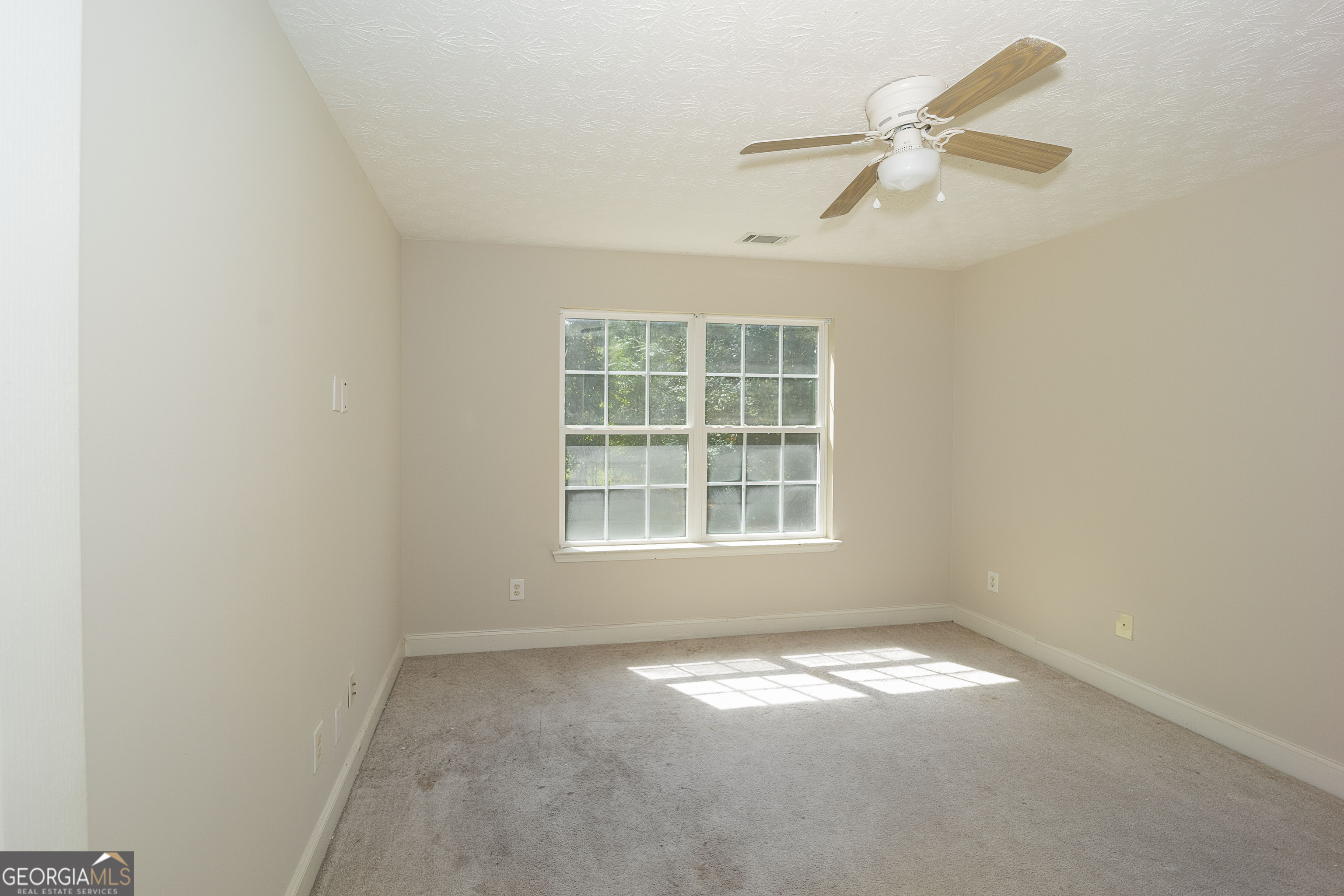 1231 Hillview Road Hampton, GA 30228 - Photo 37 of 45 an empty room with a window