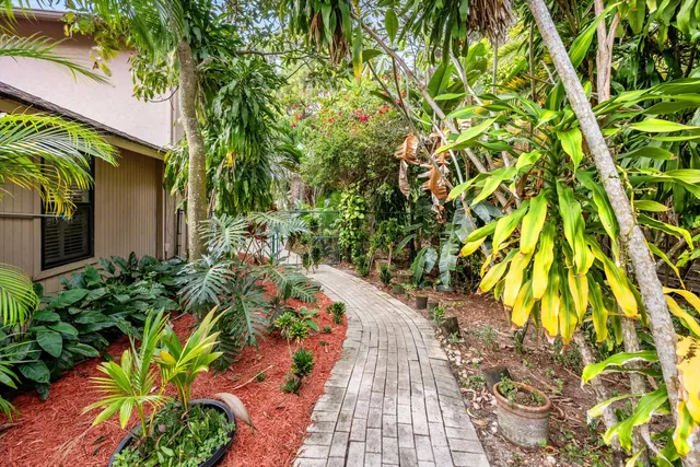 $1,200,000 | 7169 154th Road North, Palm Beach Gardens, FL 33418