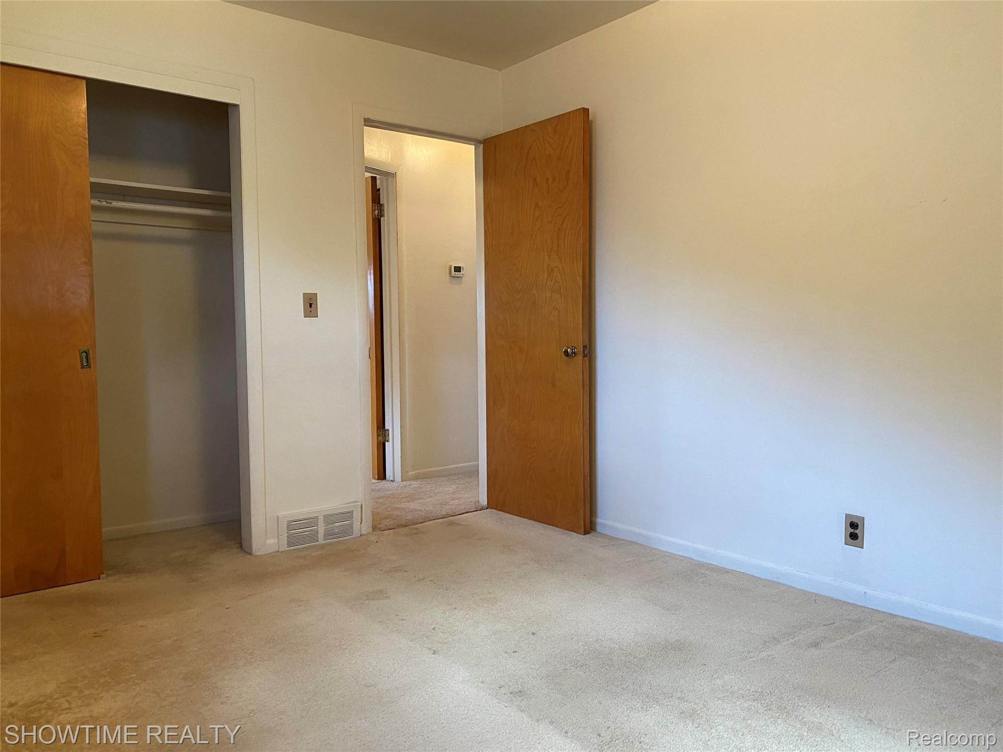 24640 Kelly Road Eastpointe, MI 48021 - Photo 12 of 26 IMG-2230.jpg