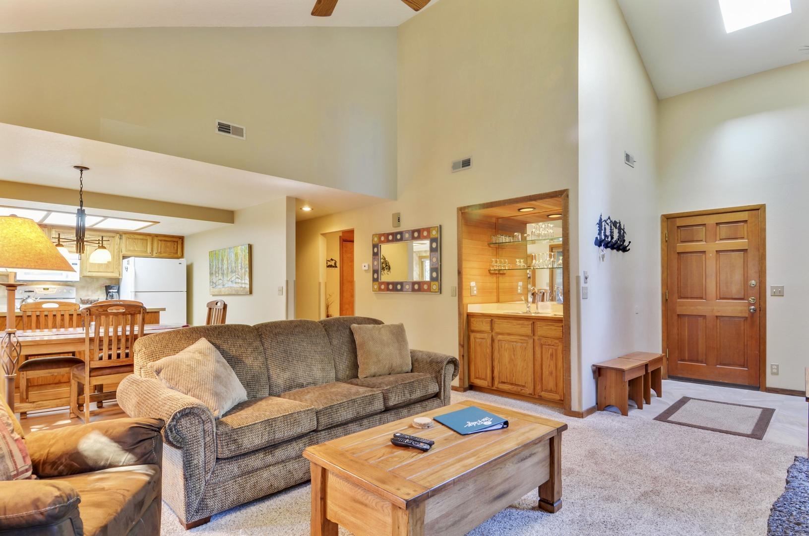 57301 Beaver Ridge Loop, Unit 10 Sunriver, OR 97707 - Photo 5 of 23 a living room with furniture and a window