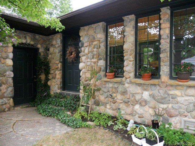 295 Booth Road Troy, MI 48085 - Photo 25 of 25 East side of Home