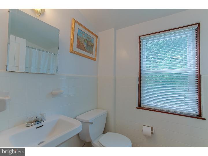 464 Granite Terrace Springfield, PA 19064 - Photo 20 of 24 Bathroom
