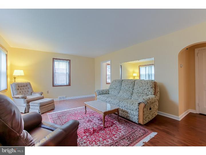 464 Granite Terrace Springfield, PA 19064 - Photo 3 of 24 Living Room