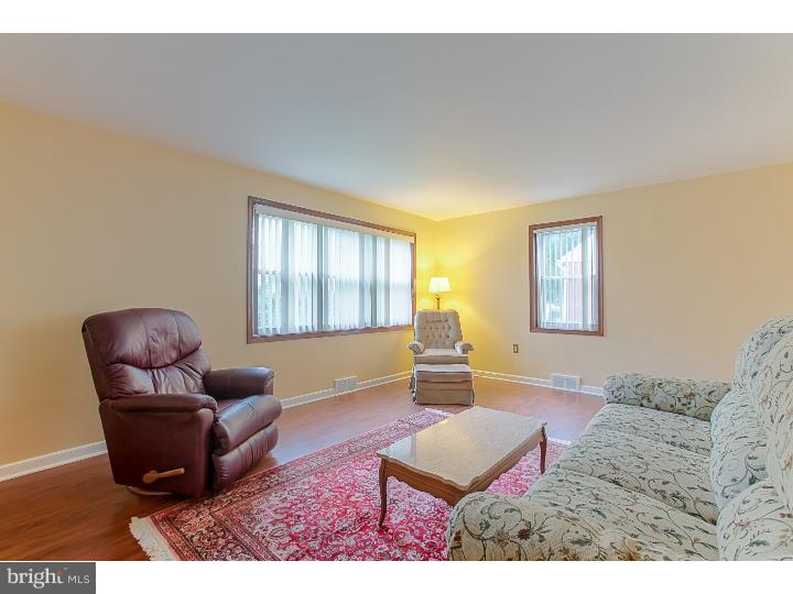 464 Granite Terrace Springfield, PA 19064 - Photo 4 of 24 Living Room