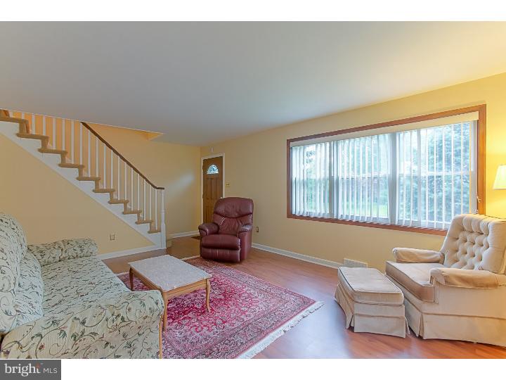 464 Granite Terrace Springfield, PA 19064 - Photo 5 of 24 Living Room