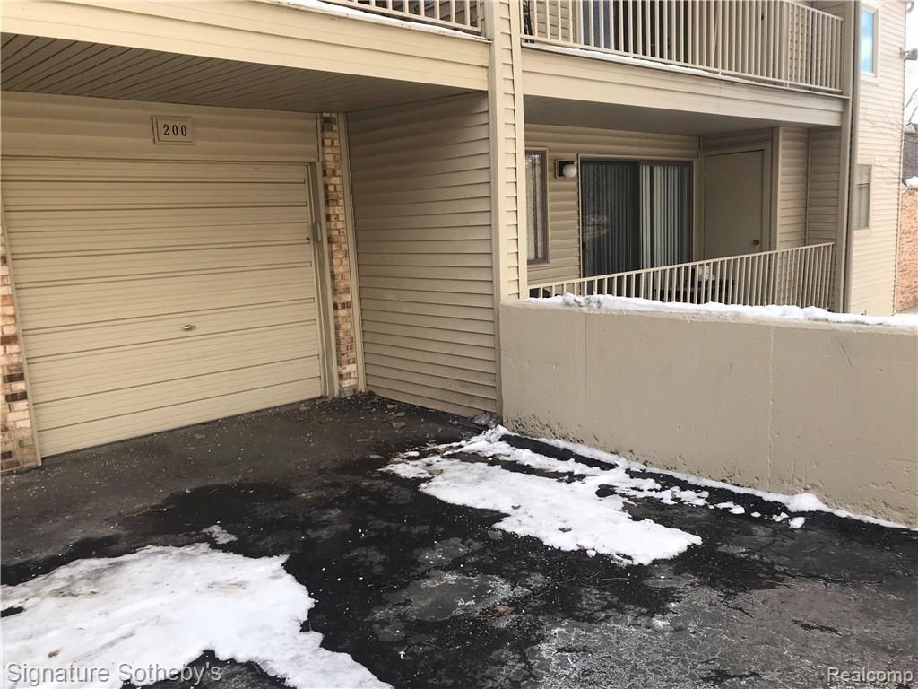 3825 Lone Pine Road, Unit 200 West Bloomfield, MI 48323 - Photo 1 of 15