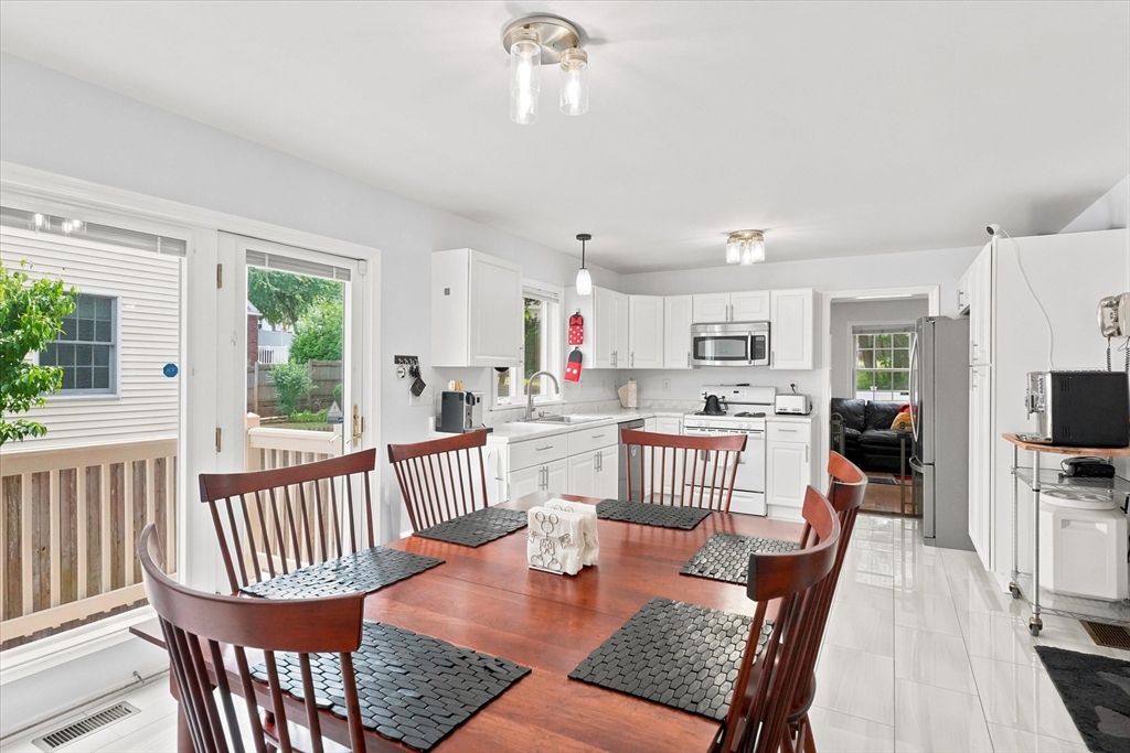 18 Rosegate Road Needham, MA 02494 - Photo 7 of 41