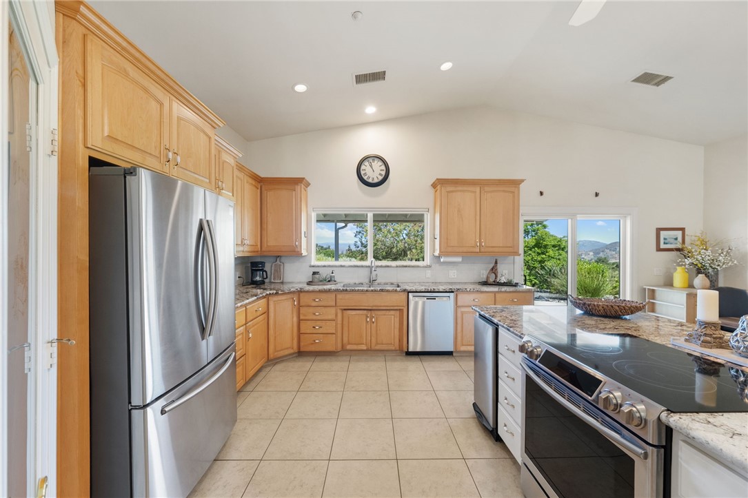 2713 East Mission Road Fallbrook, CA 92028 - Photo 15 of 36