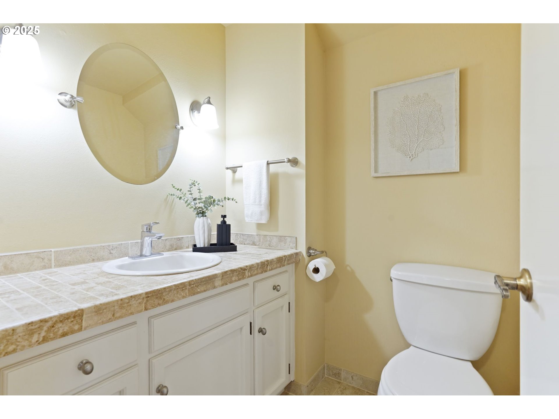 6679 Huntington Circle Southeast Salem, OR 97306 - Photo 18 of 45 a bathroom with a toilet a sink and mirror