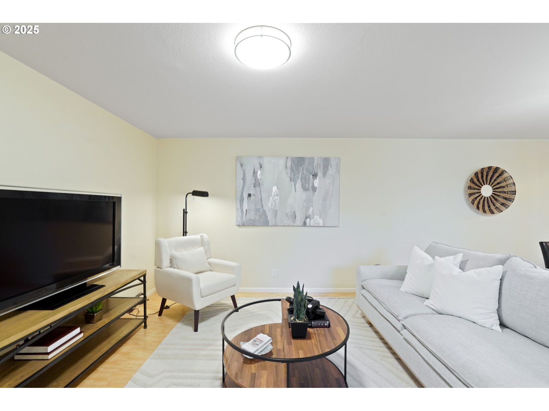 6679 Huntington Circle Southeast Salem, OR 97306 - Photo 10 of 45 a living room with furniture and a flat screen tv