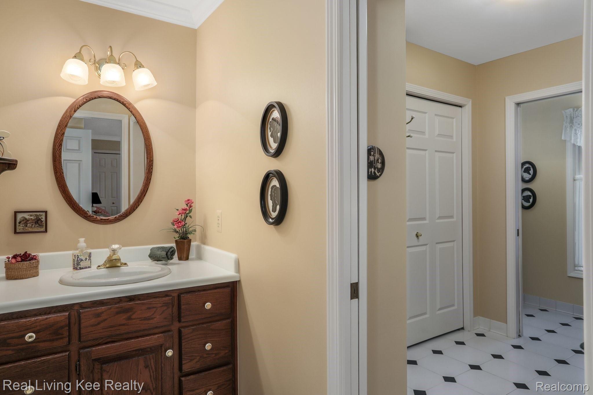 5901 Murfield Drive Rochester, MI 48306 - Photo 39 of 62 Jack & Jill bath off 3rd bedroom private dressing area