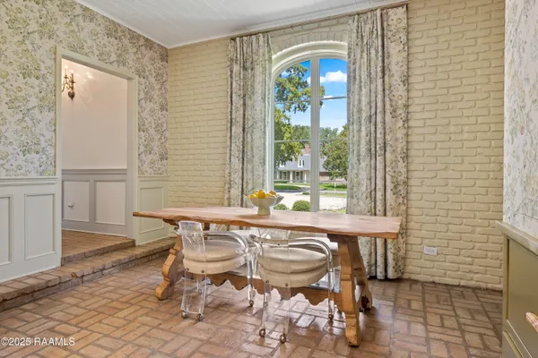 $2,400,000 | 201 Acacia Drive, Lafayette, LA 70508