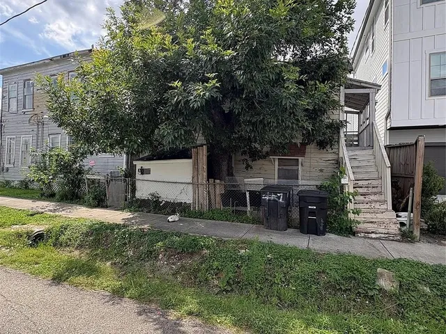 a view of a house with a yard and tree