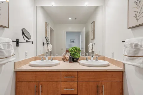 $999,000 | 438 West Grand Avenue, Unit 420, Oakland, CA 94612