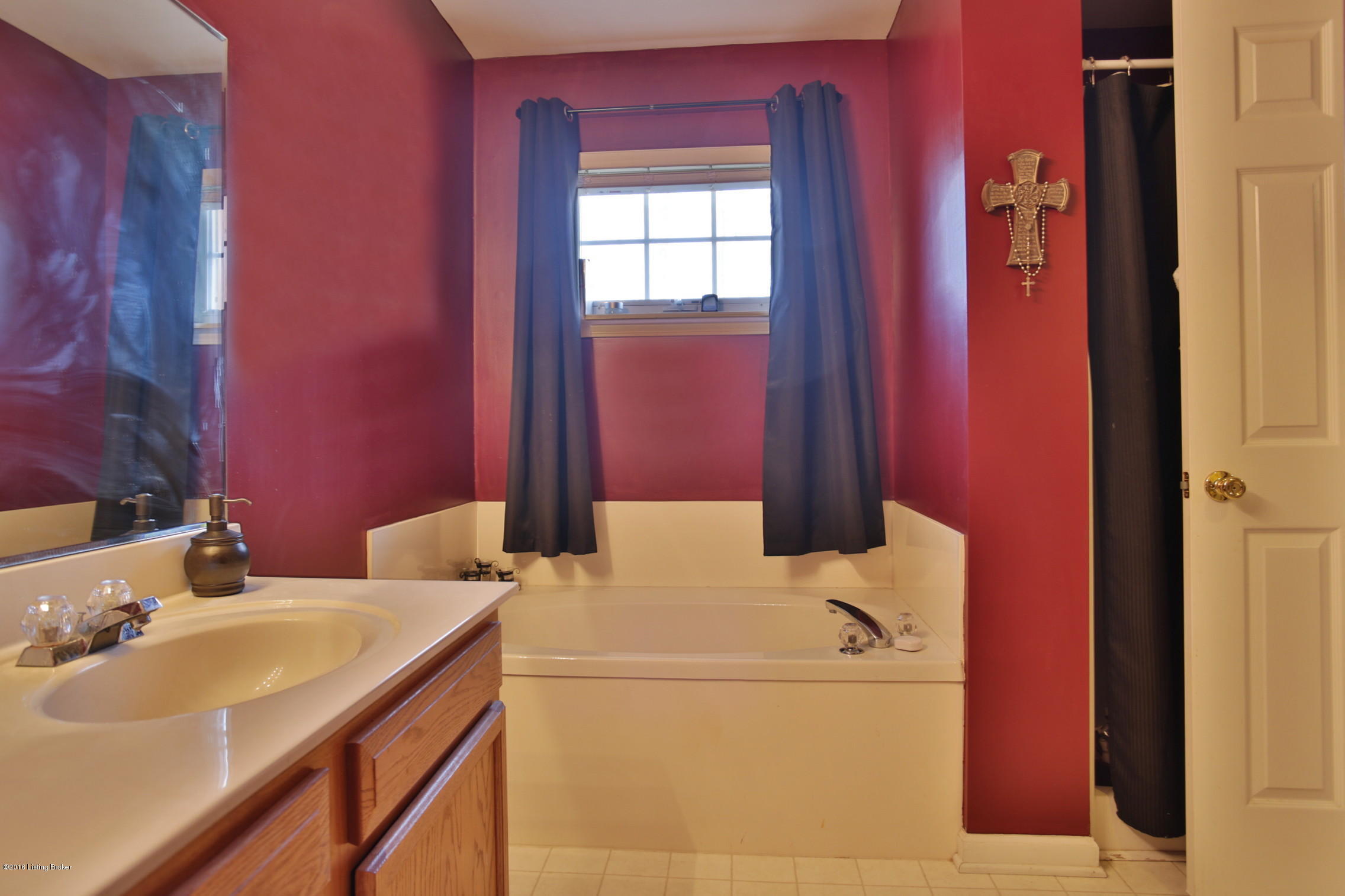 6914 Colton Road Crestwood, KY 40014 - Photo 16 of 22 Master Bathtub