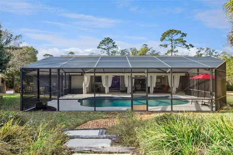 a view of a backyard