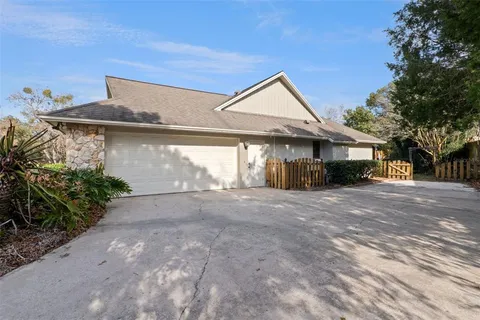 a view of a front of house with a yard