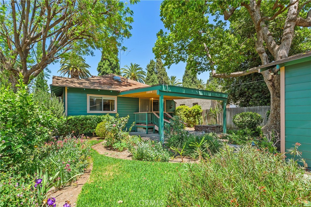 3892 Oakwood Place Riverside, CA 92506 - Photo 33 of 36 What a lovely space to enjoy!