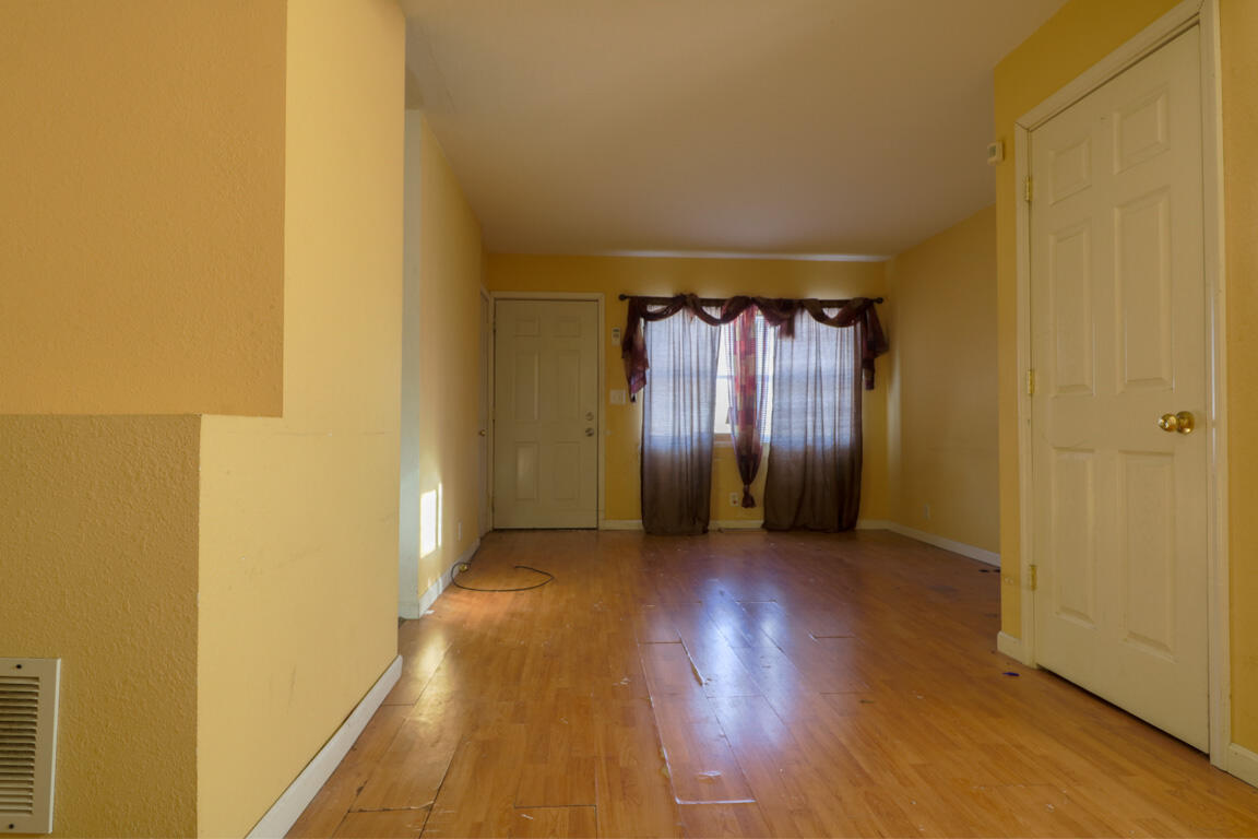 5725 North 60th Street Milwaukee, WI 53218 - Photo 2 of 10 Living Room