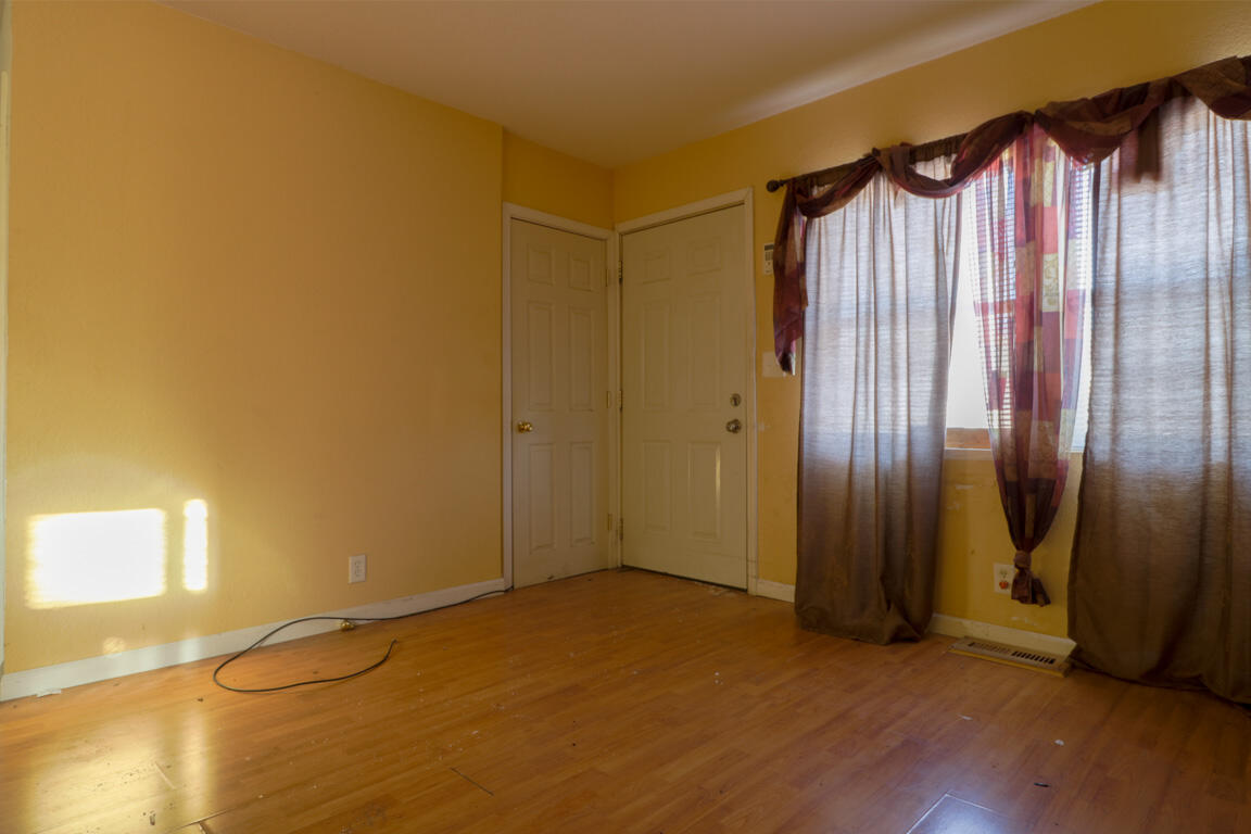 5725 North 60th Street Milwaukee, WI 53218 - Photo 3 of 10 Living Room
