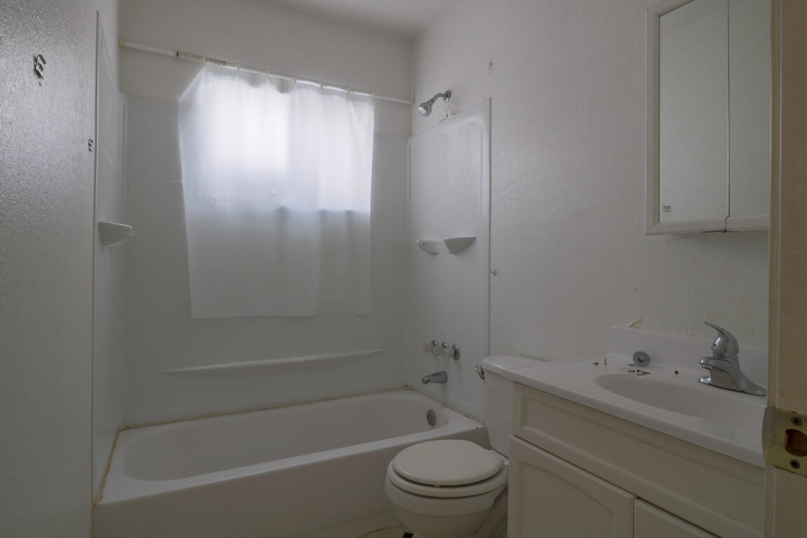 5725 North 60th Street Milwaukee, WI 53218 - Photo 6 of 10 Full Bathroom