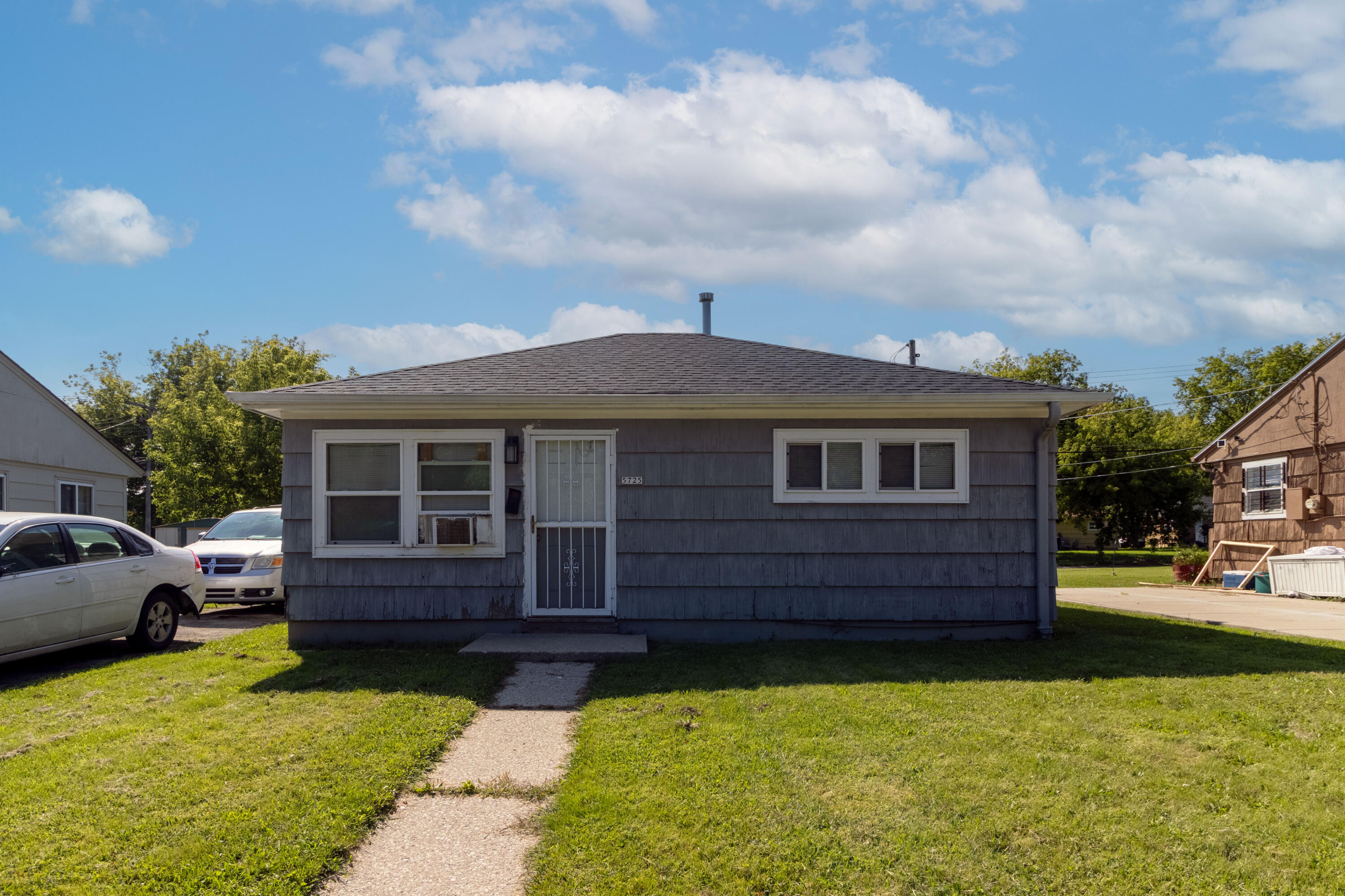 5725 North 60th Street Milwaukee, WI 53218 - Photo 9 of 10 Front-of-house