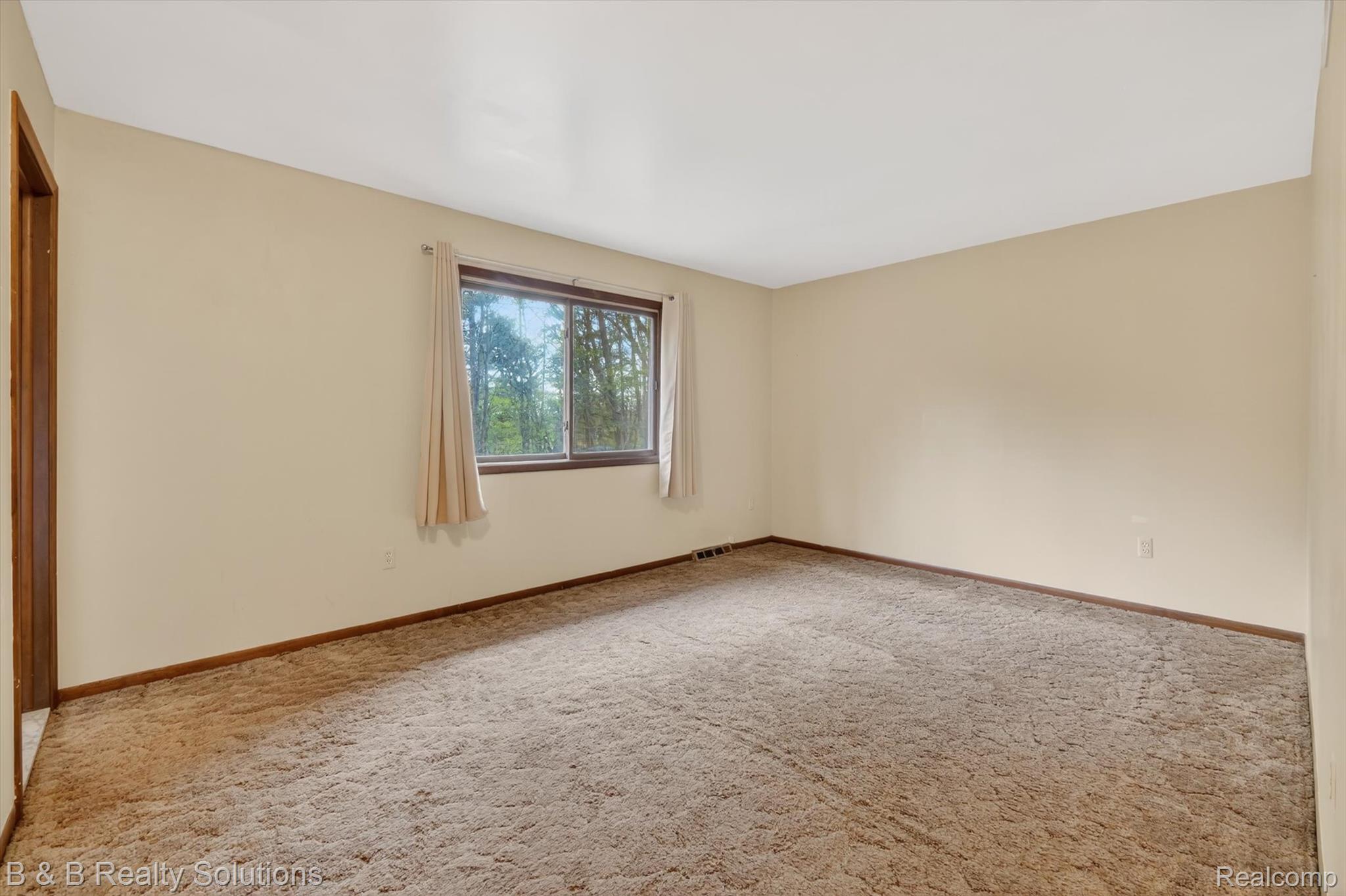2467 North Lake George Road Metamora, MI 48455 - Photo 19 of 46 Spare room featuring light carpet