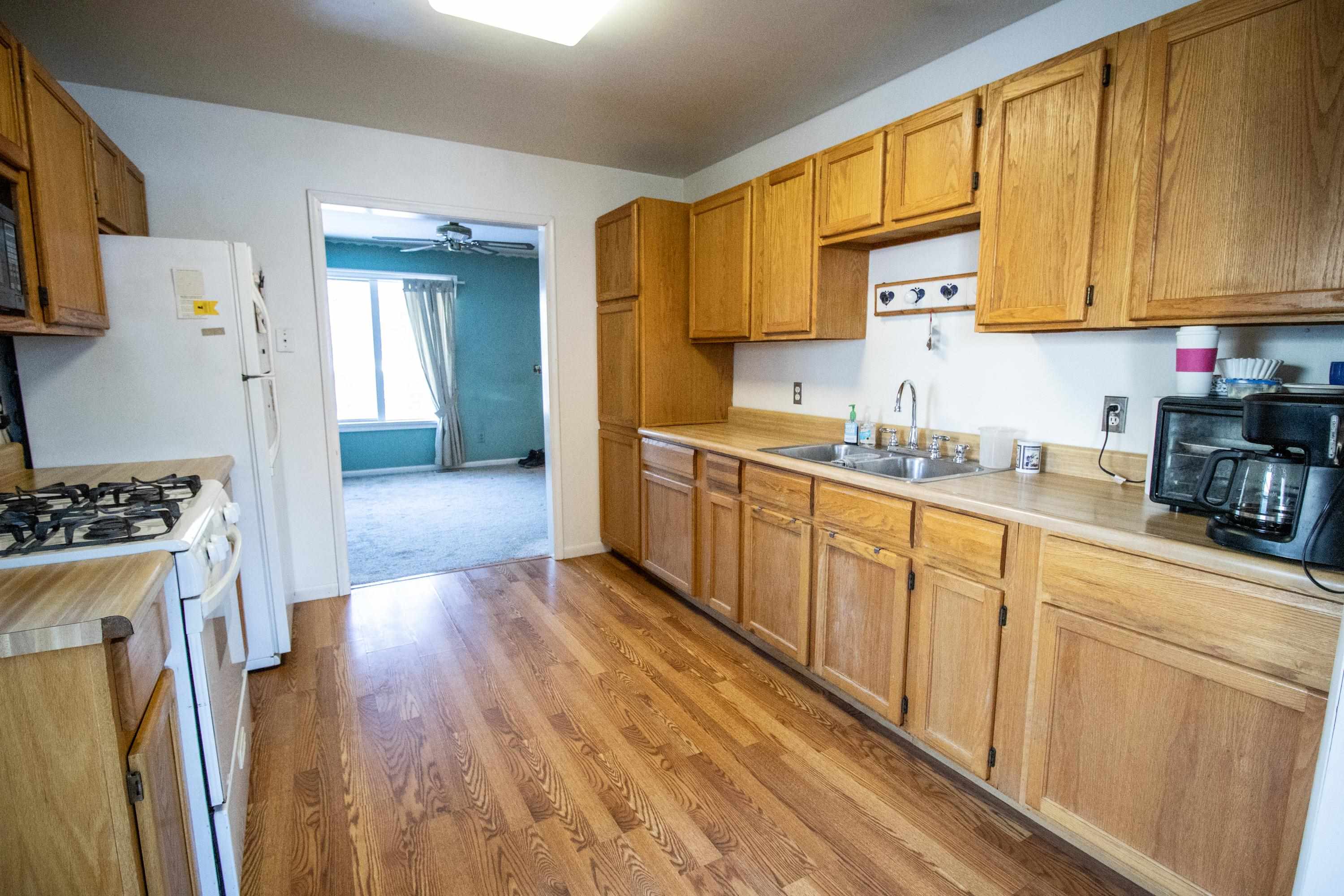 938 State Fenton, MI 48430 - Photo 8 of 39 50131678-3f4fdd7b-1b99-41c1-bdcd-b8de197aee44.JPG