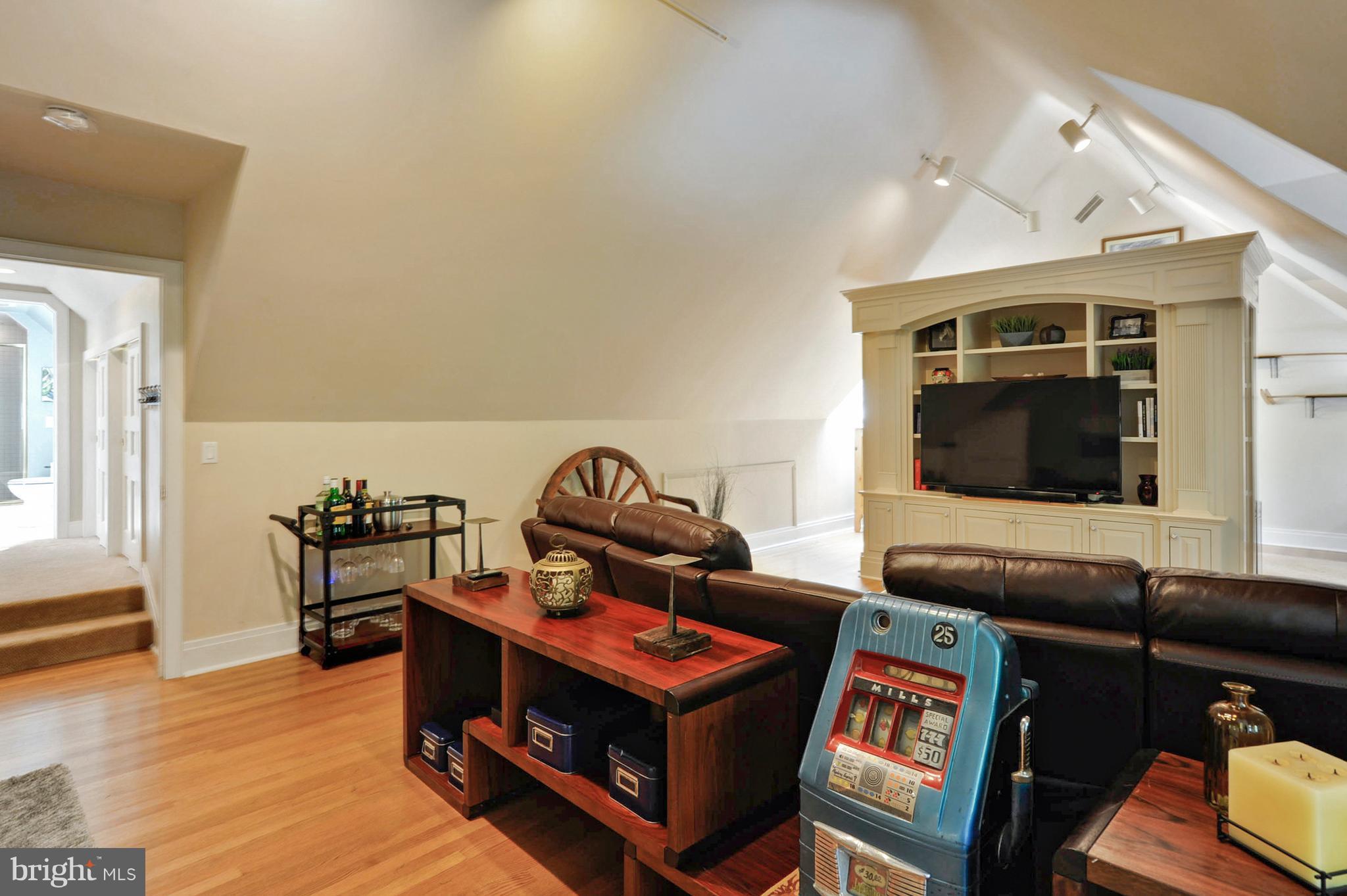 700 Seagull Beach Road Prince Frederick, MD 20678 - Photo 26 of 30 a living room with furniture