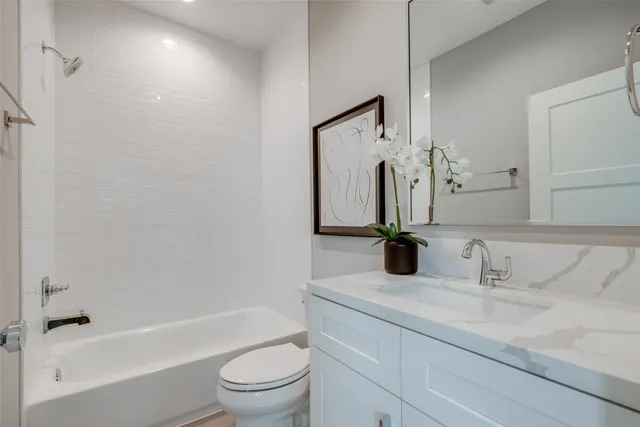 $899,900 | 711 East 26th Street, Houston, TX 77009