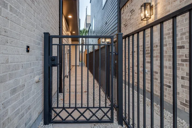 $899,900 | 711 East 26th Street, Houston, TX 77009