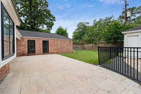 $814,000 | 10215 Green Tree Road, Houston, TX 77042