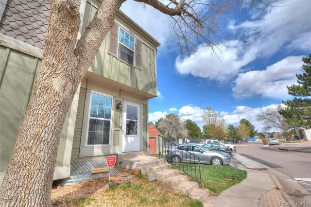 a view of a house with a yard