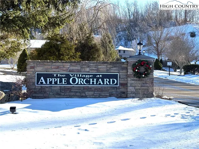 a view of road with yard