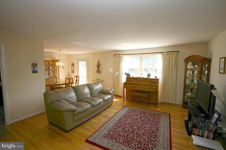 497 St Barbara Lane Odenton, MD 21113 - Photo 7 of 25 a living room with furniture and a rug